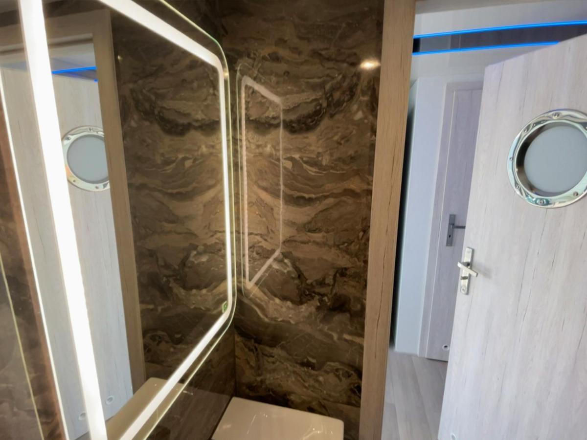 Boathousing - Apartament Na Wodzie, Dom Plywajacy, Lodz, Luksusowy Apartament มิชลีบูร์ช ภายนอก รูปภาพ